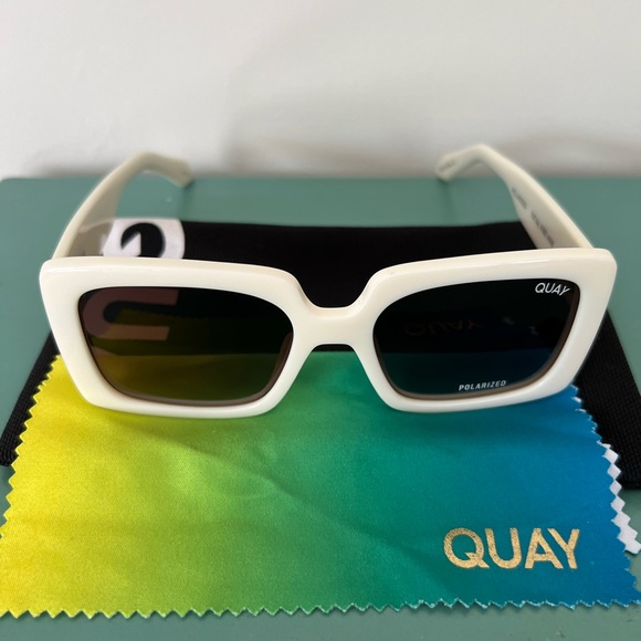 QUAY Total Vibe Mini Sunglasses - Picture 1 of 5